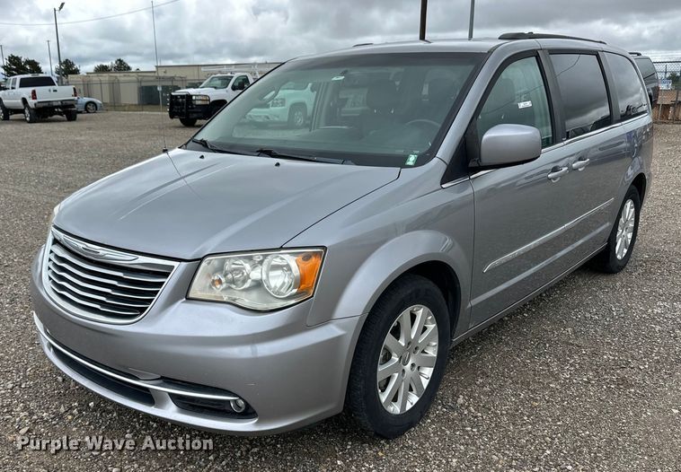 2014 Chrysler Town & Country van - EQ4729