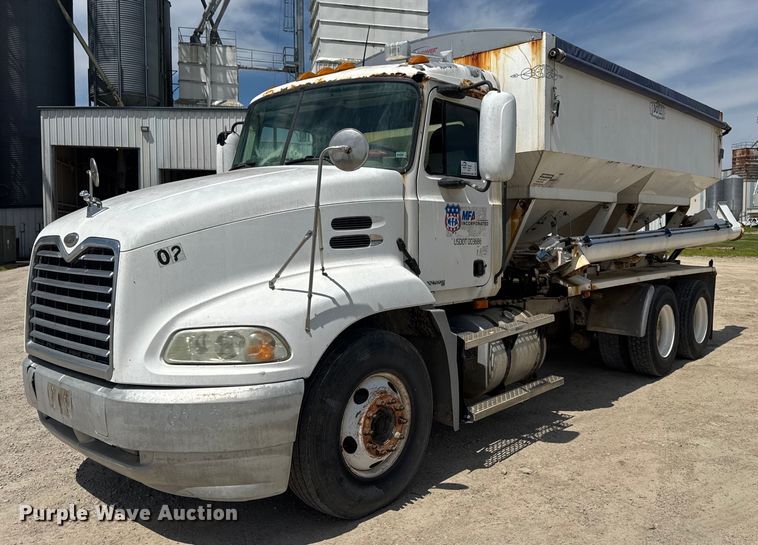 2002 Mack CX613 fertilizer delivery truck - DV4019