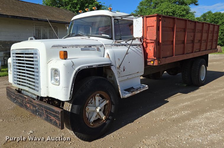 1976 International Loadstar 1700 grain truck - EN8986