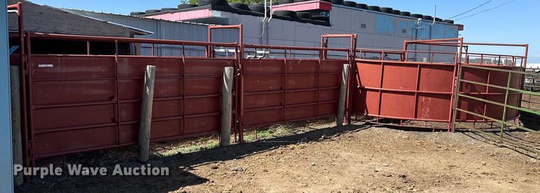 Livestock corral with palpation chute - IP9566