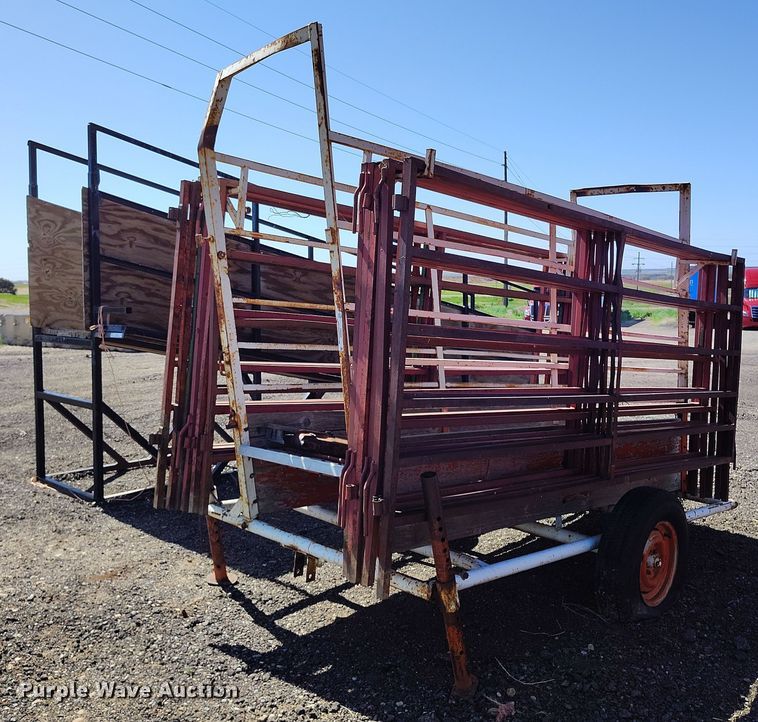 Shop built livestock loading chute - IP9568