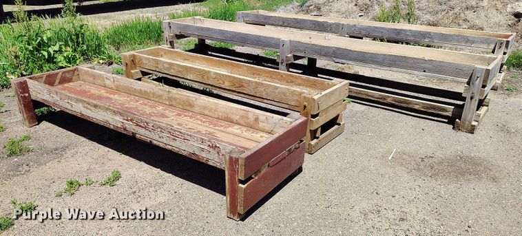 (4) feed bunks - IP9582