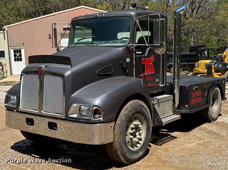 2005 Kenworth T300 flatbed truck - DO0933