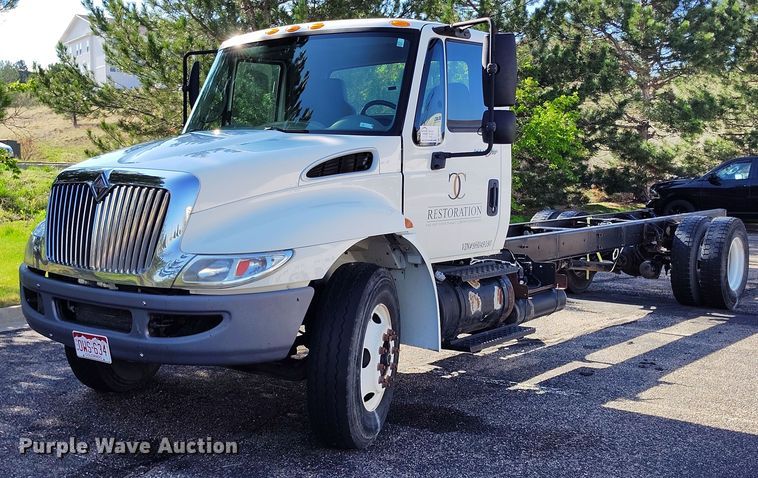 2009 International DuraStar 4300 truck cab and chassis - DP4934