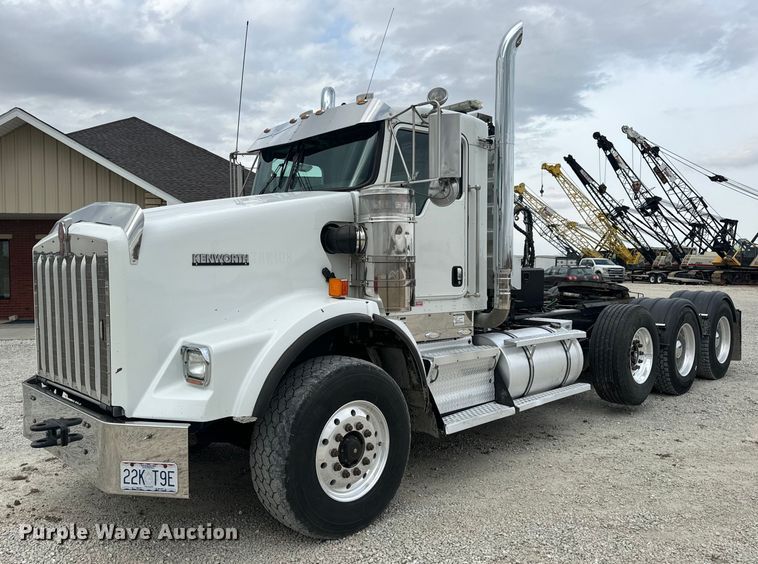 2008 Kenworth T800B semi truck - DV1822