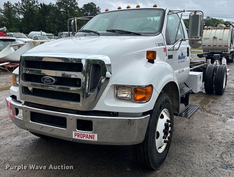 2006 Ford F750 Super Duty truck cab and chassis - DW1949