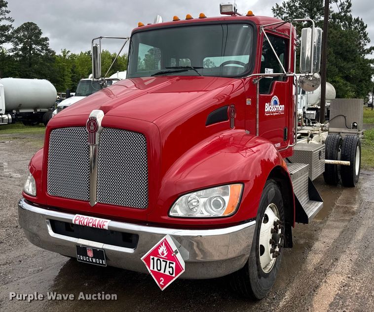 2017 Kenworth T370 truck cab and chassis - DW1950