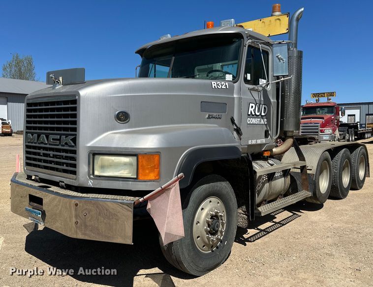 2000 Mack CL713 semi truck - EB2539
