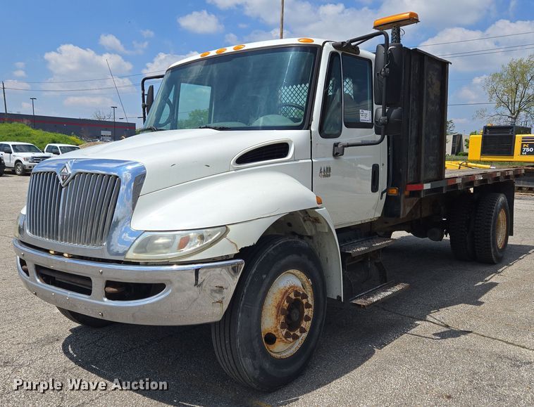 2006 International 4300 flatbed truck - EC4229