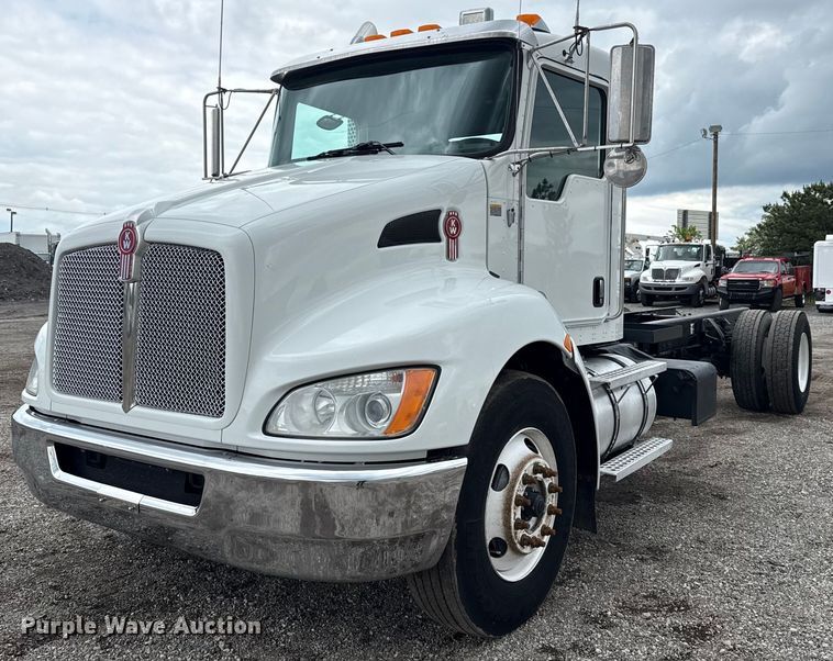 2010 Kenworth T370 truck cab and chassis - EG5832
