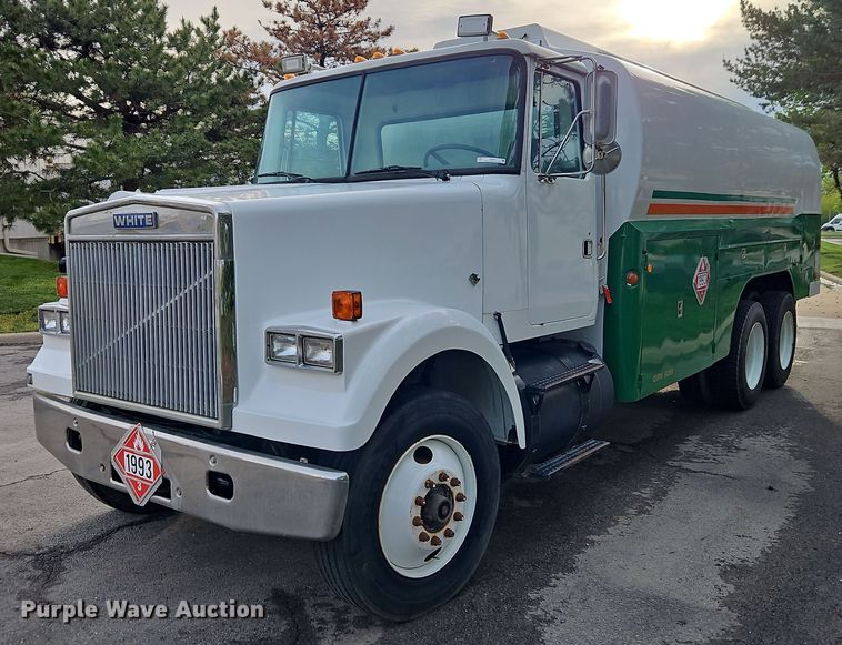 1987 Volvo White fuel truck - EI8980