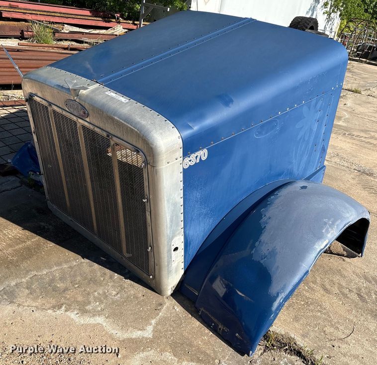 Peterbilt semi truck hood - EM2507