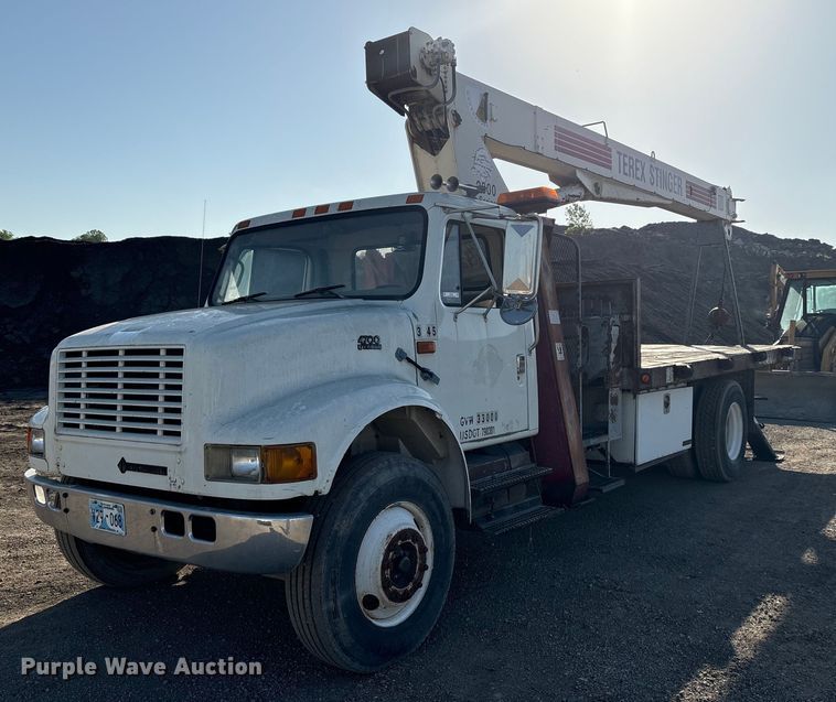 2000 International 4700 crane truck - EM2525