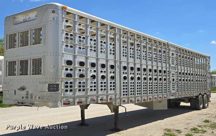 2001 Wilson livestock trailer - EM7261