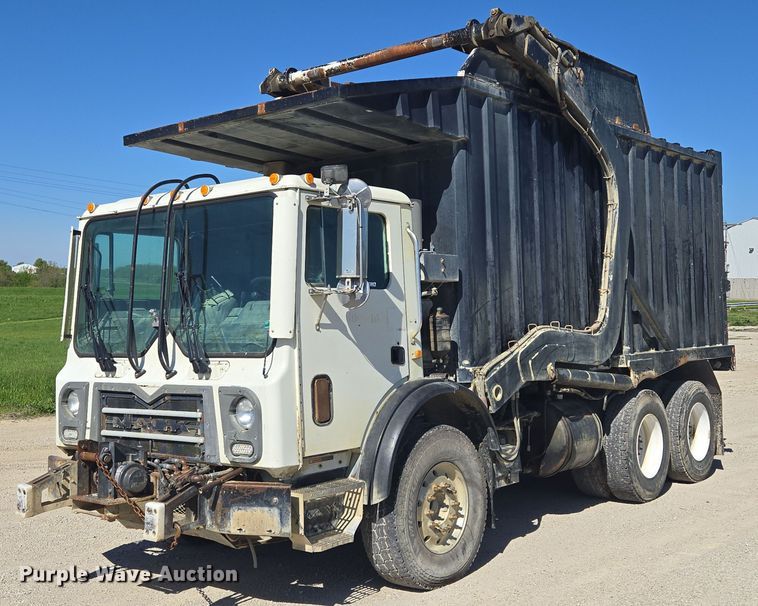 2014 Mack MRU613 refuse truck - EM7263