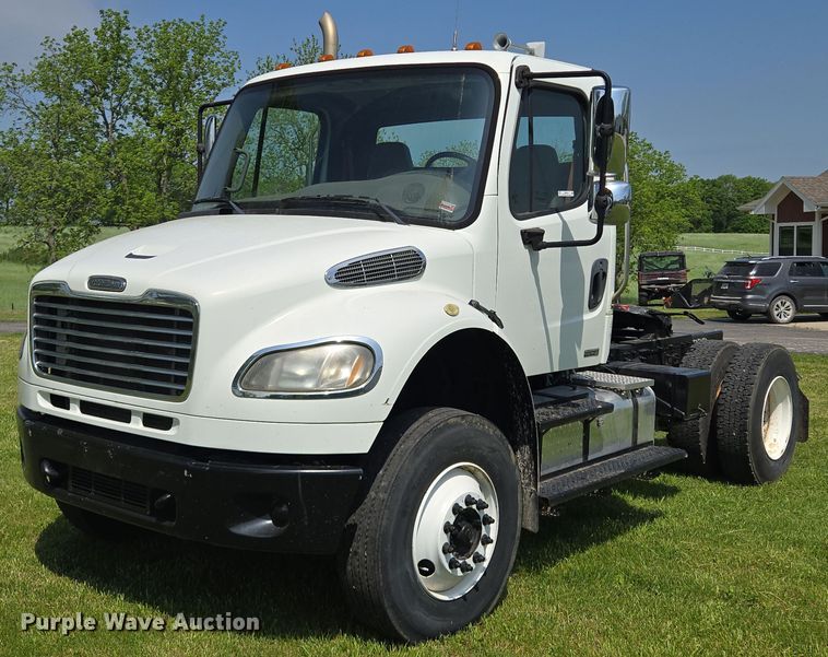 2010 Freightliner Business Class M2 semi truck - EM7327