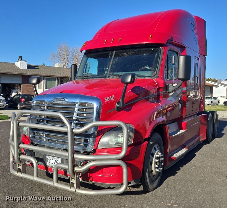 2016 Freightliner Cascadia semi truck - FB9354