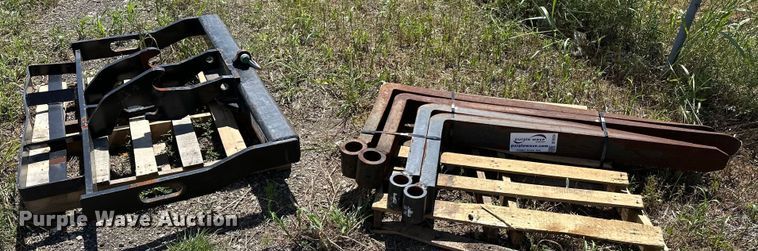 (2) pallet forks - DF8534
