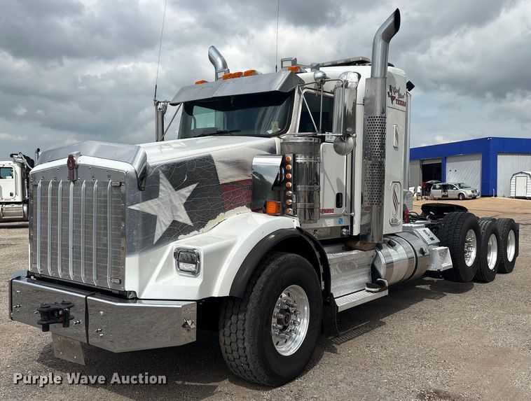 2014 Kenworth T800 semi truck - DP6153