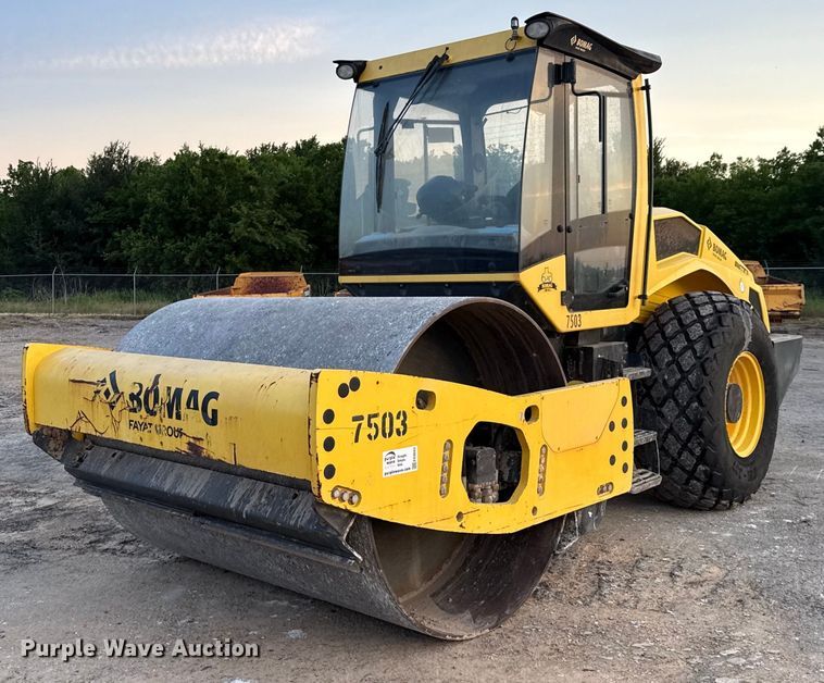 2018 Bomag BW 211 D-5 single drum vibratory roller - EE0043