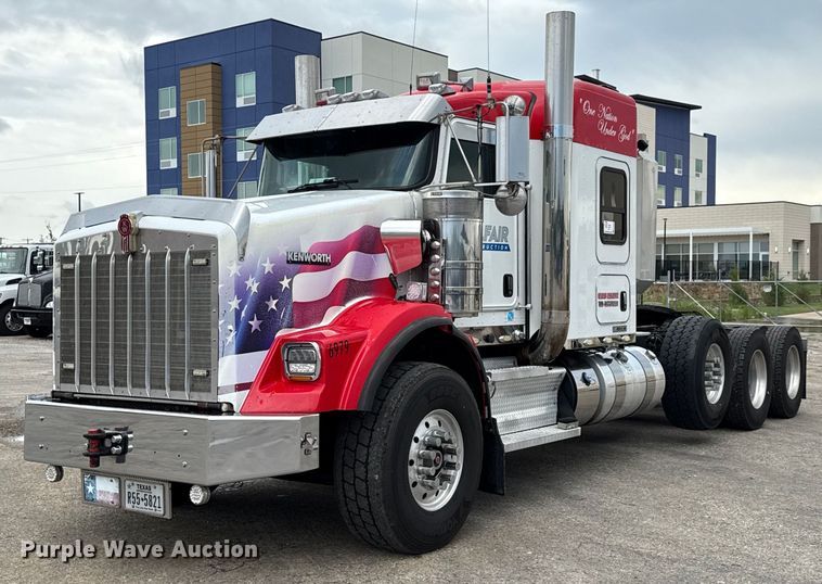 2013 Kenworth T800 semi truck - EE0080