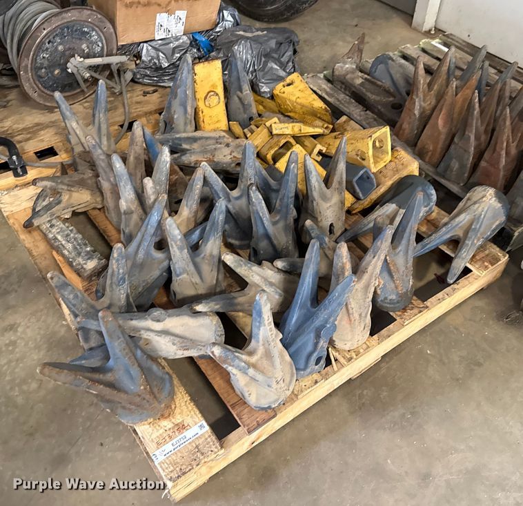 Approximately 50 bucket attachments - EJ3752