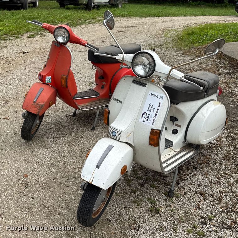 (2) vespa scooters - DV4081