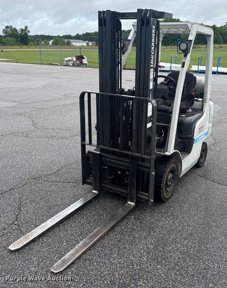 2015 Nissan PFS40 forklift - DW1946