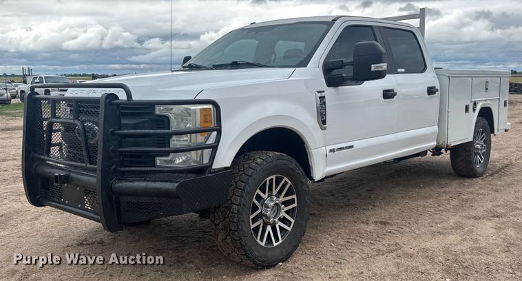2017 Ford F250 Super Duty XL Crew Cab utility bed pickup truck - DY0074