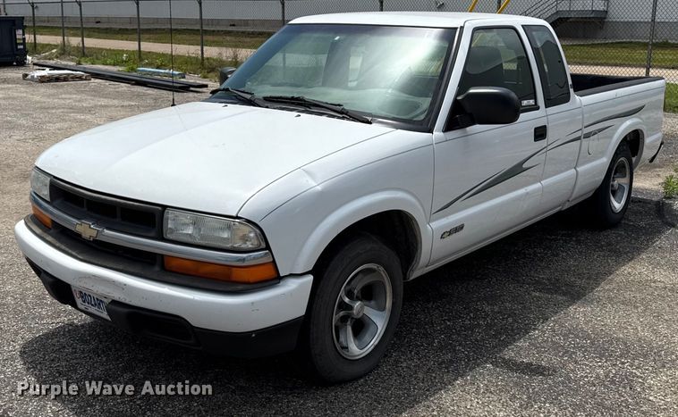 2003 Chevrolet S10 Ext. Cab pickup truck - DZ4183