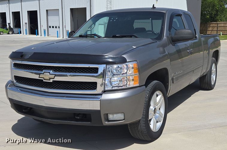 2008 Chevrolet Silverado 1500 Ext. Cab pickup truck - ED1987