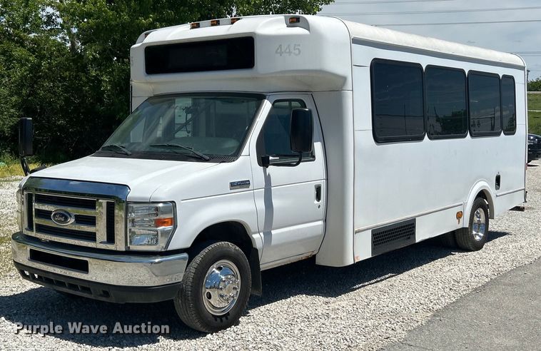 2017 Ford E450 Super Duty shuttle bus - EK8156