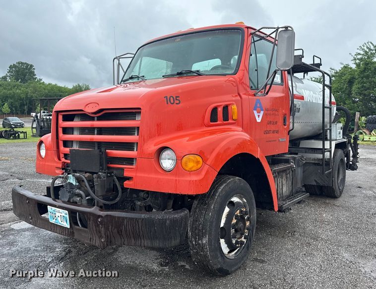 2000 Sterling Truck L7500 oil distributor truck - DS3735