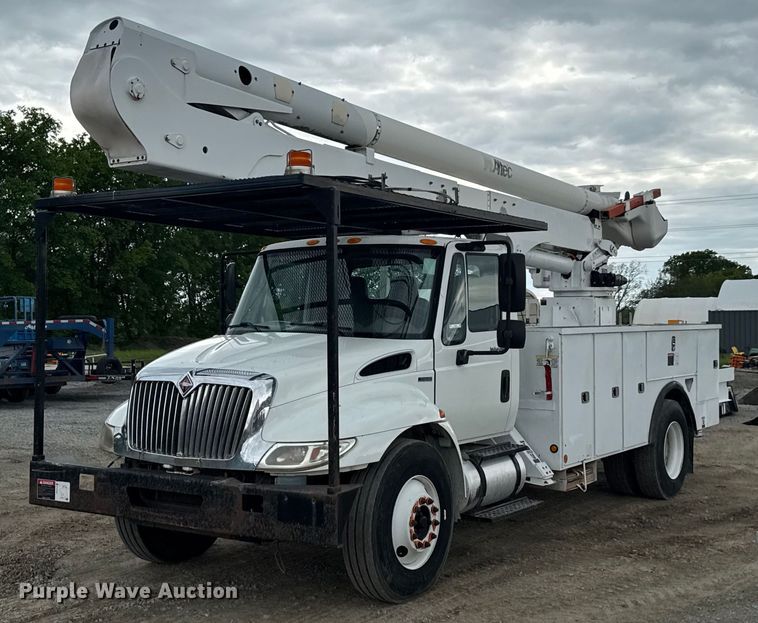 2011 International 4300 bucket truck - DU9057