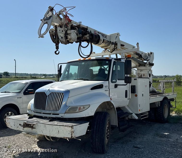 2010 International DuraStar 4400 digger derrick truck - DU9110