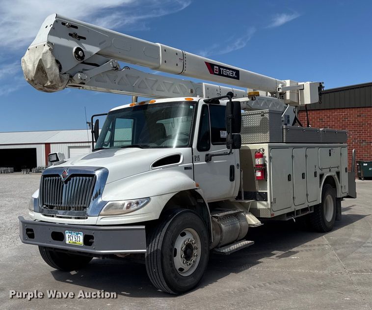 2014 International 4400 bucket truck - DV2620