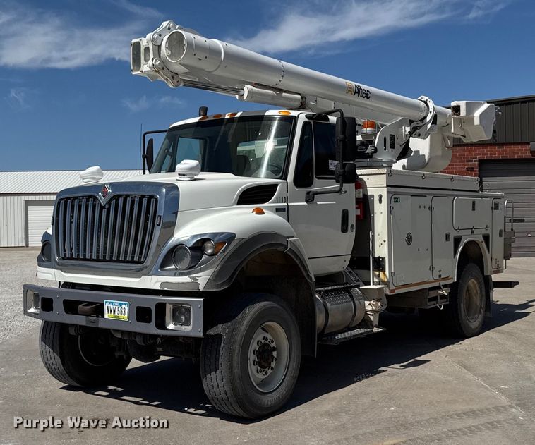 2013 International 7400 bucket truck - DV2621