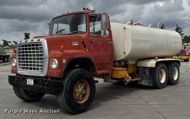 1979 Ford 8000 water truck - DV2712
