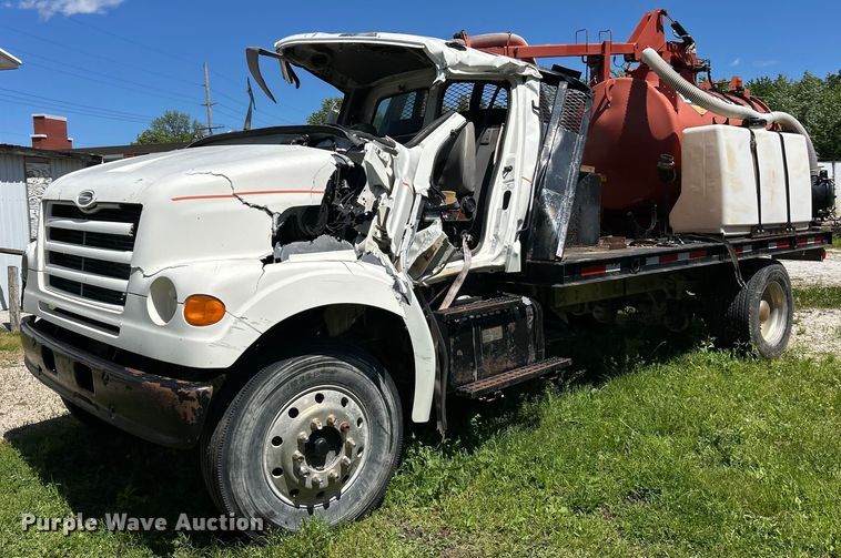 2000 Sterling L7501 flatbed truck - EK8145