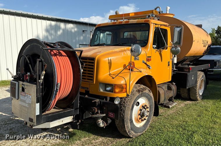 2000 International 4900 sewer jetter truck - EM2549