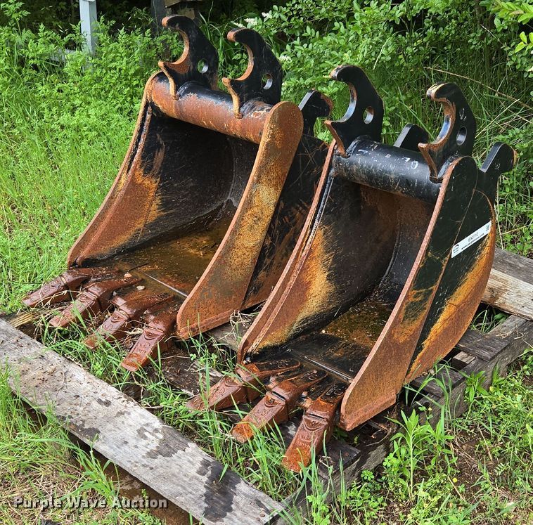 (2) John Deere buckets - EN3712