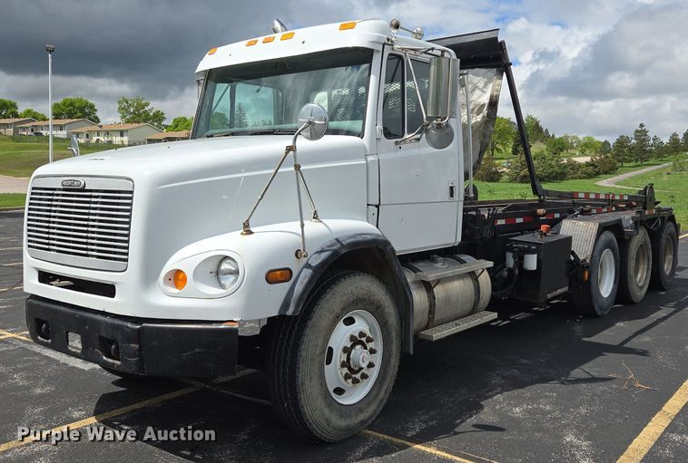 2002 Freightliner  FL112 roll-off container truck - ER5247