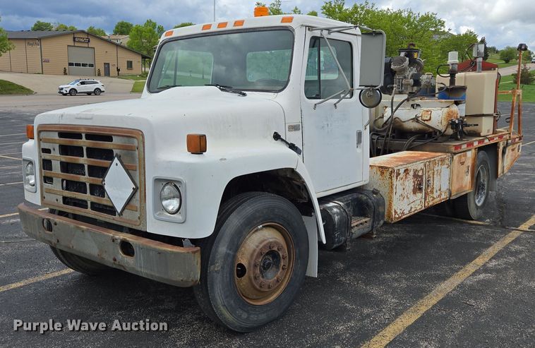 1987 International 1754 fuel / lube truck - ER5248