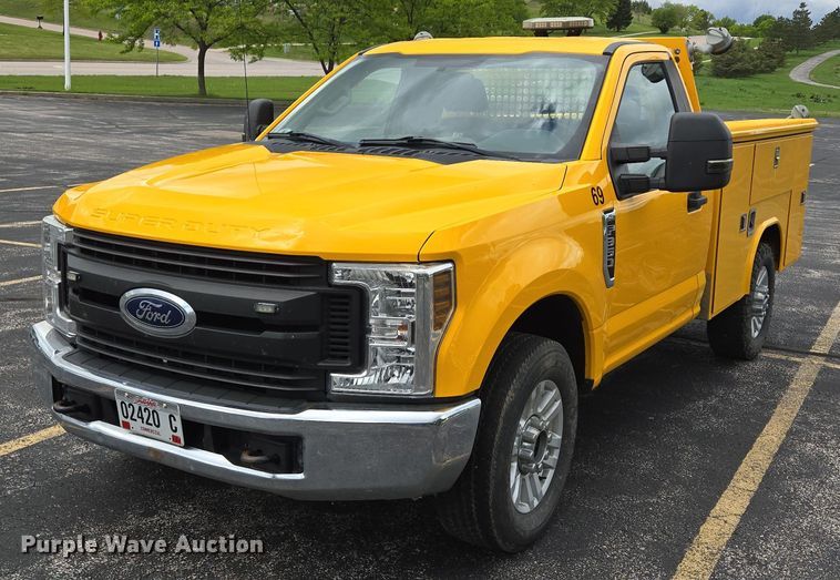 2018 Ford F350 Super Duty utility bed pickup truck - ER5251
