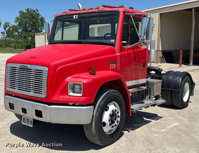 2000 Freightliner FL70 semi truck - DU9018