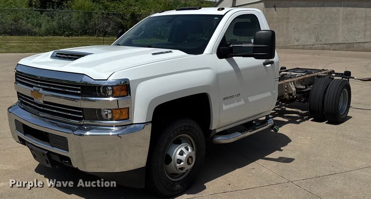 2018 Chevrolet Silverado 3500HD pickup truck cab and chassis - DV2641