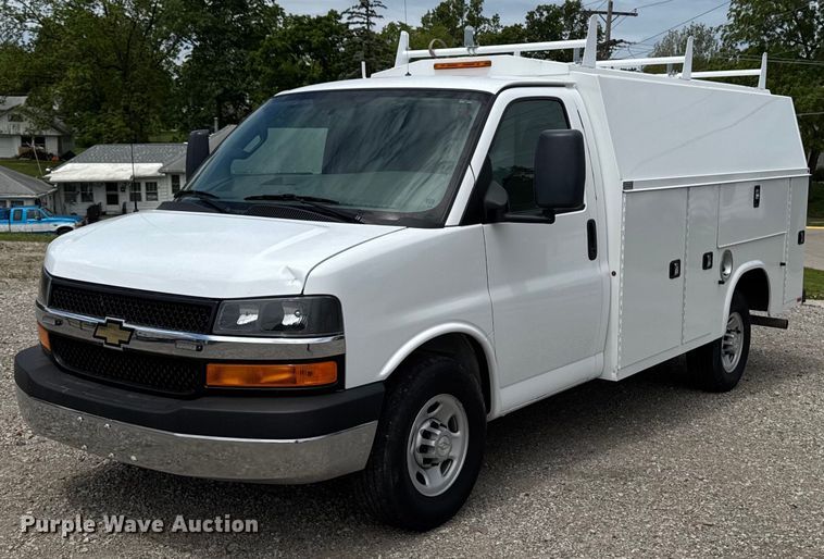 2016 Chevrolet Express 3500 utility van - DV2702