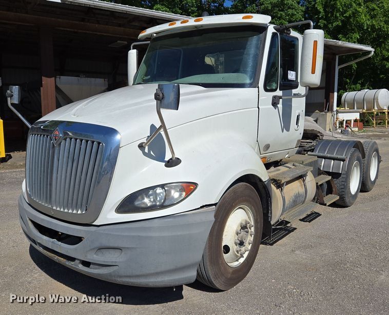 2010 International ProStar Premium semi truck - DW7030