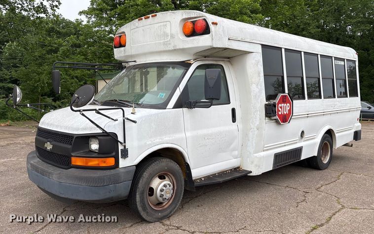2005 Chevrolet Express G3500 shuttle bus - DY0492