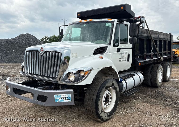 2017 International 7400 dump truck - EM2556